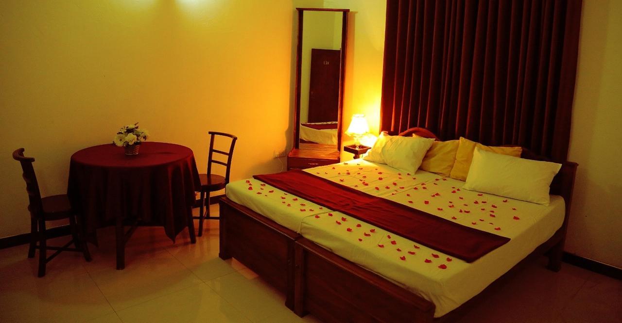 Grand Hilton Hotel Negombo Exterior photo